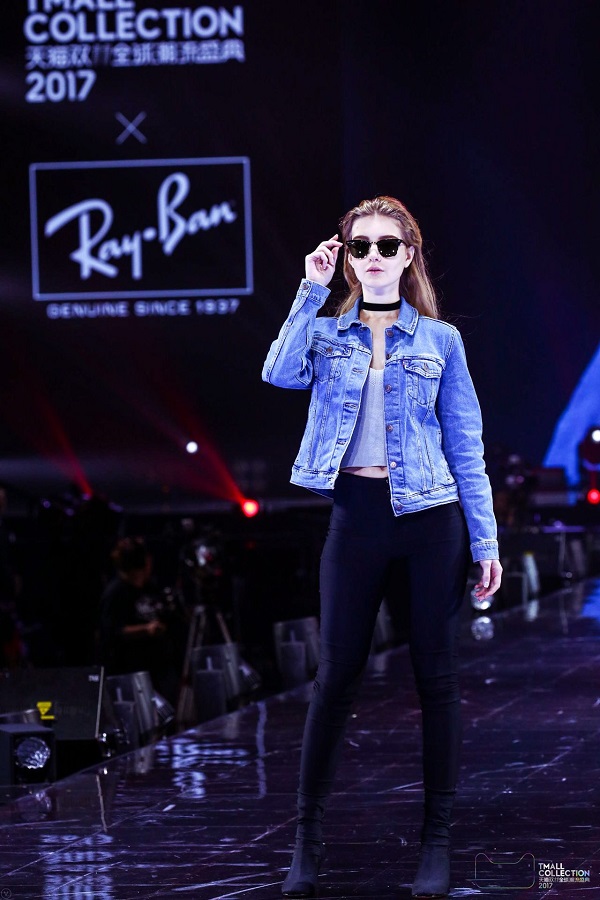 雷朋Ray Ban模特兒在「天貓雙11全球潮流盛典」走秀。