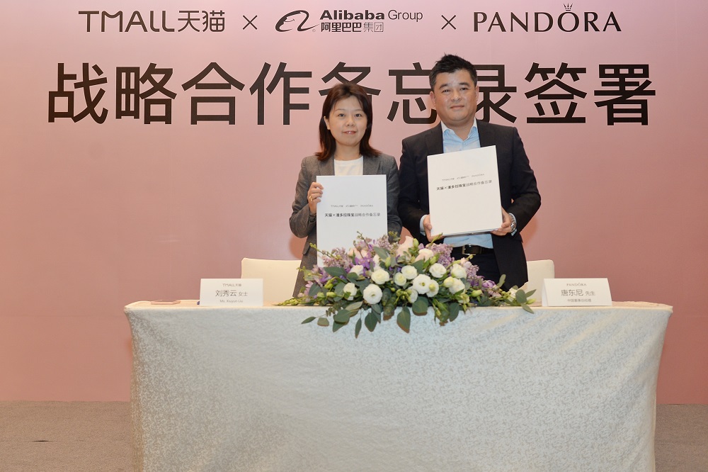 天貓服飾事業群總裁劉秀雲（左）與潘多拉中國區董事總經理唐東尼（右）簽署戰略合作。