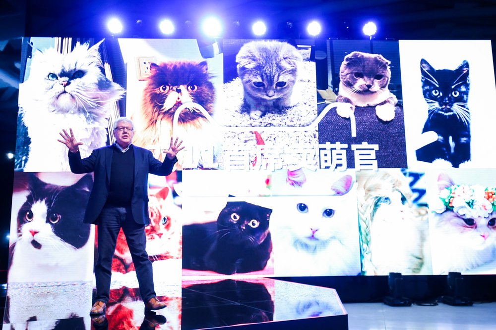 「超級碗之王」金牌節目製作人David Hill作為天貓雙11狂歡夜總導演，並介紹上周從全球的貓中聘用一位「CMO」──首席賣萌官。
