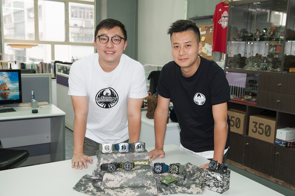 Infantry的創辦人韋嘉倫（右）及李肇倫（左）自家設計的手錶品牌，通過阿里平台賣到全球不同的市場。