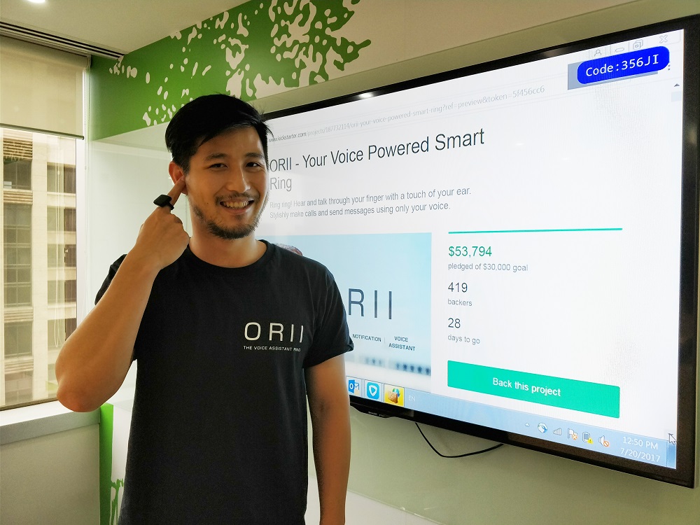 圖為Origami Labs 的行政總裁（CEO）兼創辦人之一黃家恒(Kevin)，他在示範如何利用ORII通過骨傳導技術來接聽手機訊息。