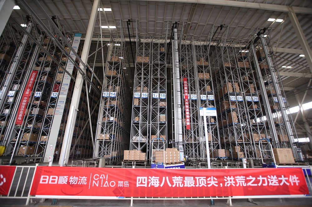 日日順的青島倉庫已實現無人化操作，一排排高達20多米的貨架，組成立體儲貨空間，從商品入倉、上架、存取到出倉，全程通過菜鳥網絡的算法，指引自動化系統去完成。