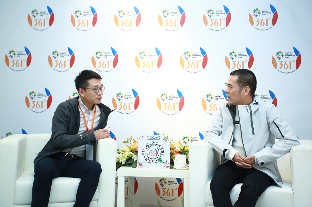 淘寶產品平台總監陳鐳（左）與361度總裁兼執行董事丁伍號（右）在亞運計劃活動上進行對談。