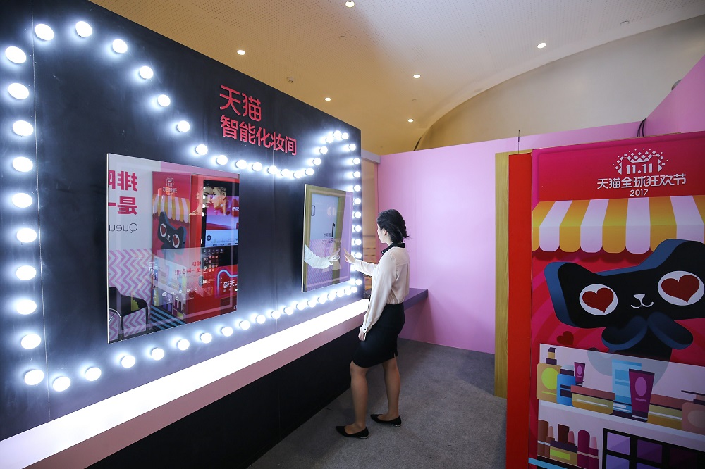銀泰旗下商場內的智能化妝間引入了天貓新零售技術打造的自動販賣機和虛擬試妝鏡。