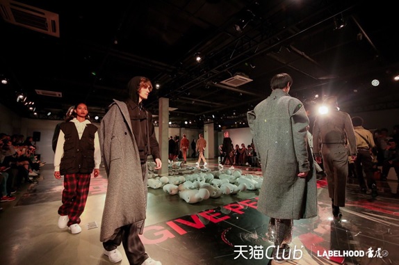 上海時裝周成為時裝秀的又一創新，為消費者提供「邊看邊買」，以及360度看秀的體驗。天貓Club帶同中國年輕設計師品牌LABELHOOD亮相上海時裝周。