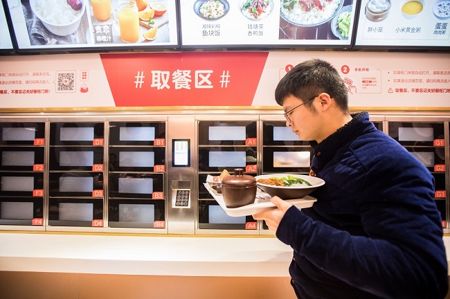 當餐飲準備好之後，消費者手機會收到取餐通知，可以利用手機到相應的食物櫃解鎖取餐。