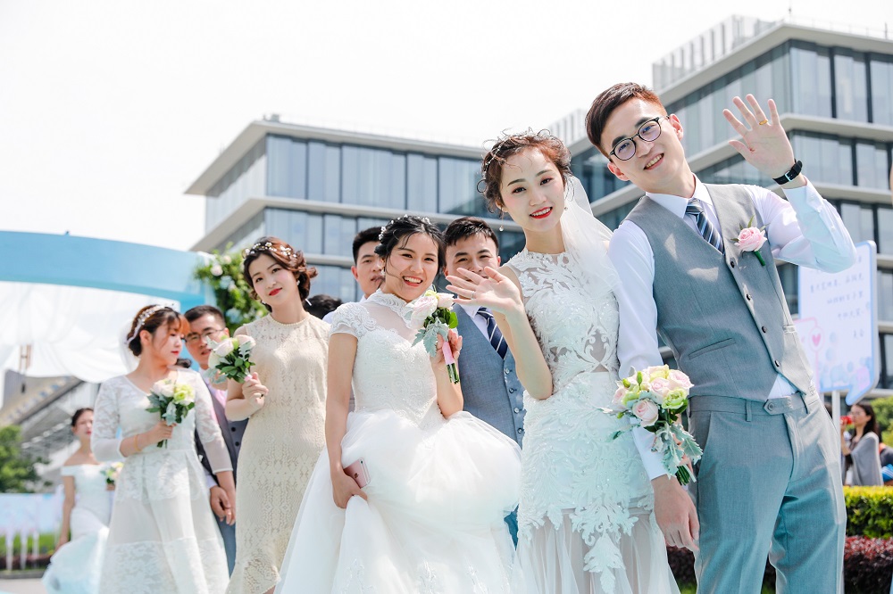 過百對新人穿上婚紗及禮服參與「阿里日」集體婚禮。