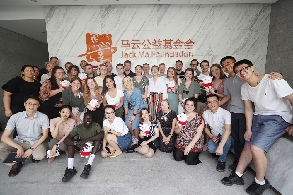 這批來訪的澳洲學生還參觀了馬雲公益基金會，了解中國的公益機構如何通過互聯網和新科技改善鄉村教育。
