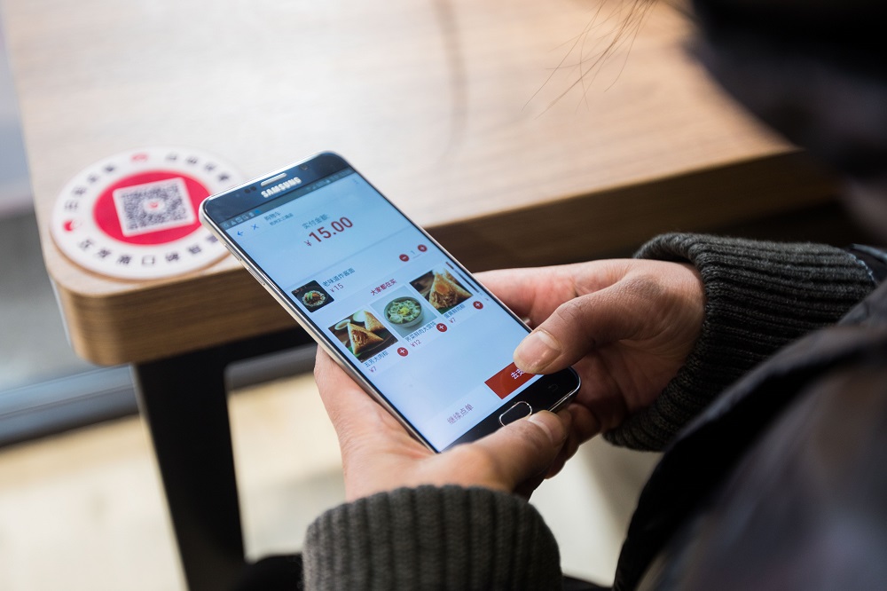 接入口碑智慧餐廳解決方案，其中一個特點就是互聯網入口加手機點單的功能，消費者可從口碑App搜到餐廳，即使尚未到達餐廳，都可預先點單，縮減到餐廳候餐的時間。