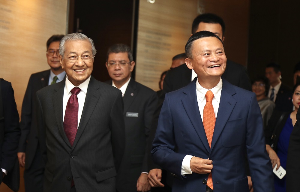 93歲的馬來西亞總理馬哈蒂爾展開訪華行程的第一天，來到阿里巴巴杭州總部；阿里巴巴集團董事局主席馬雲陪同他參觀園區，介紹阿里巴巴的最新科技成果。