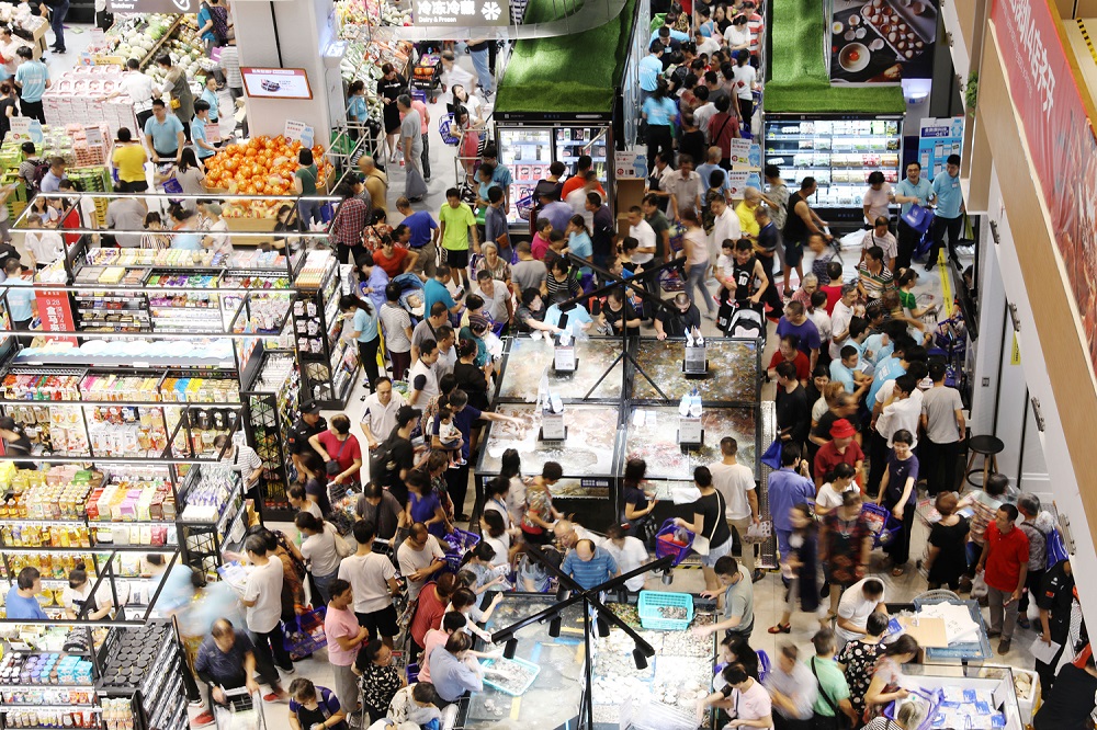 盒馬鮮生與歲寶百貨開設新店，即吸引大量深圳消費者到場購物。