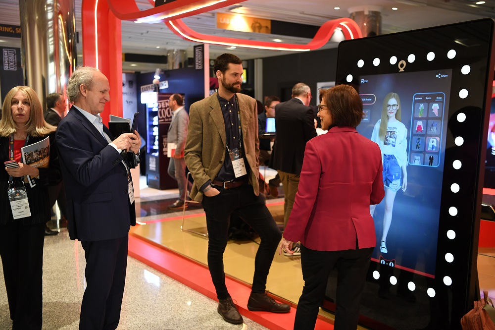 在世界零售大會上，天貓展示了智能試衣魔鏡，可以讓消費者以虛擬的方式試衣。