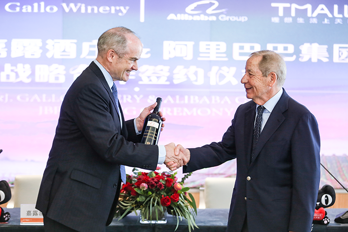 阿里巴巴集團總裁白求恩（左）與E. & J. Gallo Winery行政總裁Joseph E. Gallo（右）。