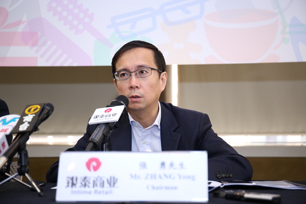 阿里巴巴集團首席執行官兼銀泰商業（01833.HK）董事局主席張勇指，希望做到「無商務，不電子」。