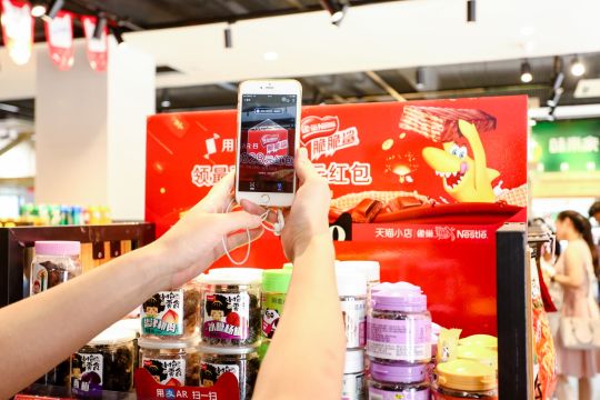 社區小店升級成「天貓小店」後，也可以為消費者提供線上線下的互動服務。