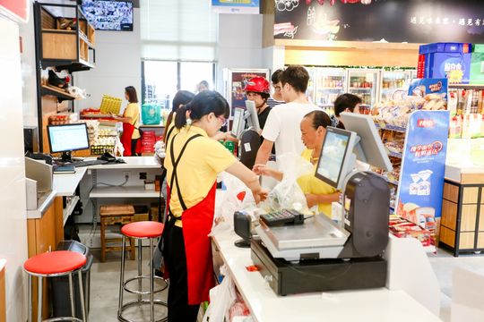 「天貓小店」通過零售通獲得洞察消費者的能力，可以更精準地訂貨，滿足周邊消費者的需求。