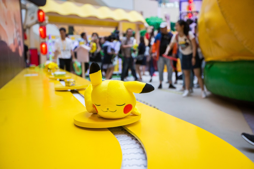 Pokémon廣受歡迎，在杭州城西銀泰城的嘉年華活動將線上線下購物及遊玩元素集於一身，吸引眾多消費者。